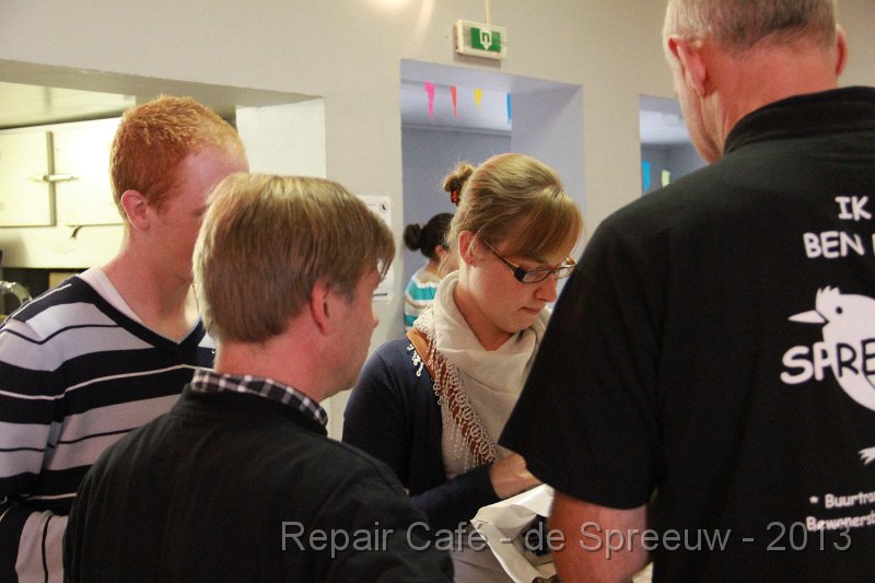 IMG_4887.JPG - zelfs van ik weet niet hoe ver weg, kwamen mensen afgezakt om dingen te laten repareren