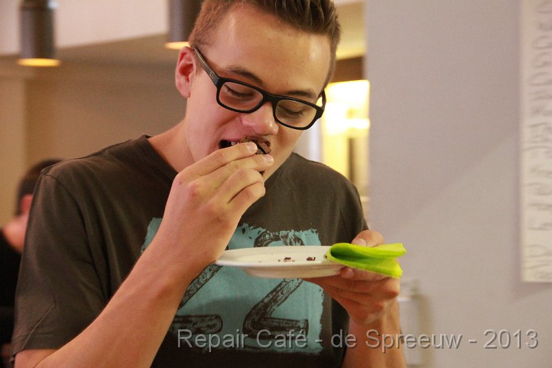 IMG_4892.JPG - als zijn tanden na deze stevige muffinbeet nog altijd blijven zitten, dan zijn die ook goed gerepareerd