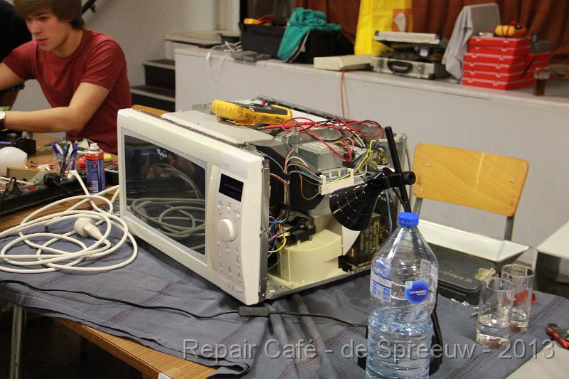 IMG_4911.JPG - en pats, bureaulamp uit, microgolf uit en de zekering gesprongen