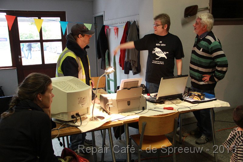 IMG_5014.JPG - allée, ga nu efkens zitten want zolang rechtstaan is niet gezond