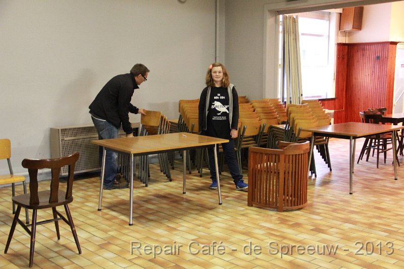 IMG_5061.JPG - de stoelen nog aan de kant