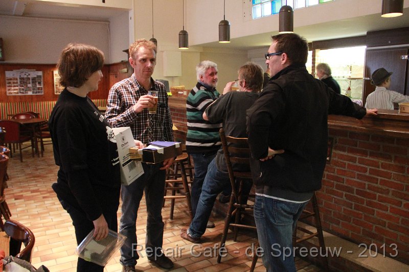 IMG_5065.JPG - en nog wat napraten aan den toog