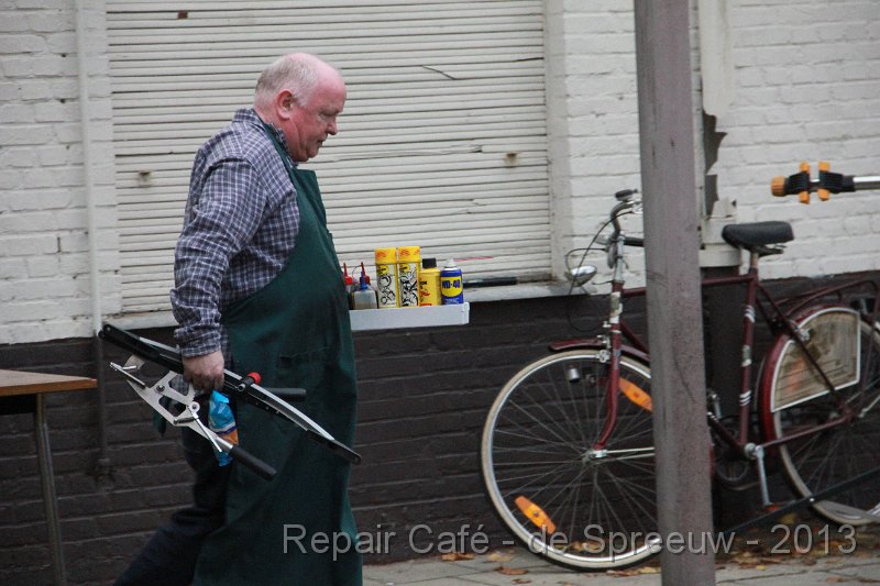 IMG_5071.JPG - het laatste gerief opruimen