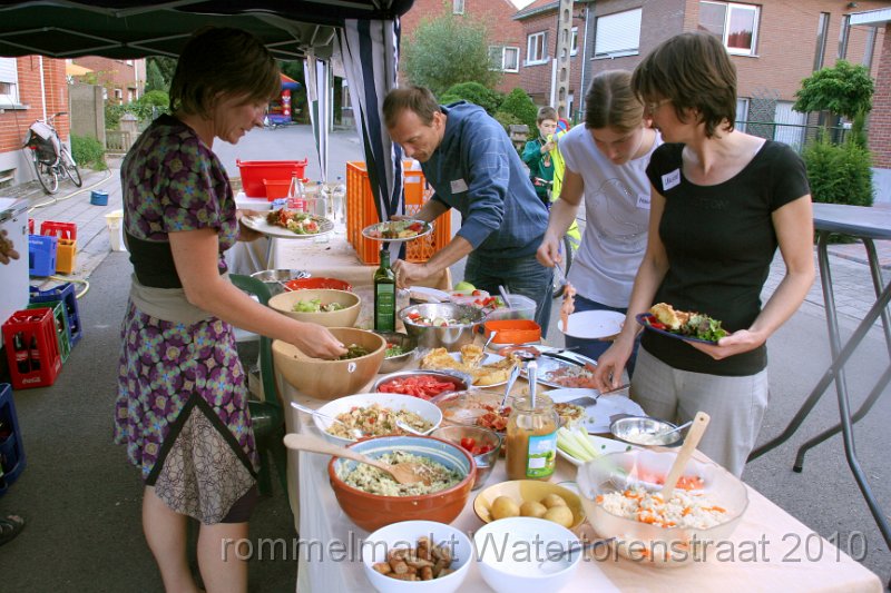 IMG_7908.JPG - de mensen van de Watertorenstraat sloten hun zeer geslaagde rommelmarkt af met een gezamelijk etentje