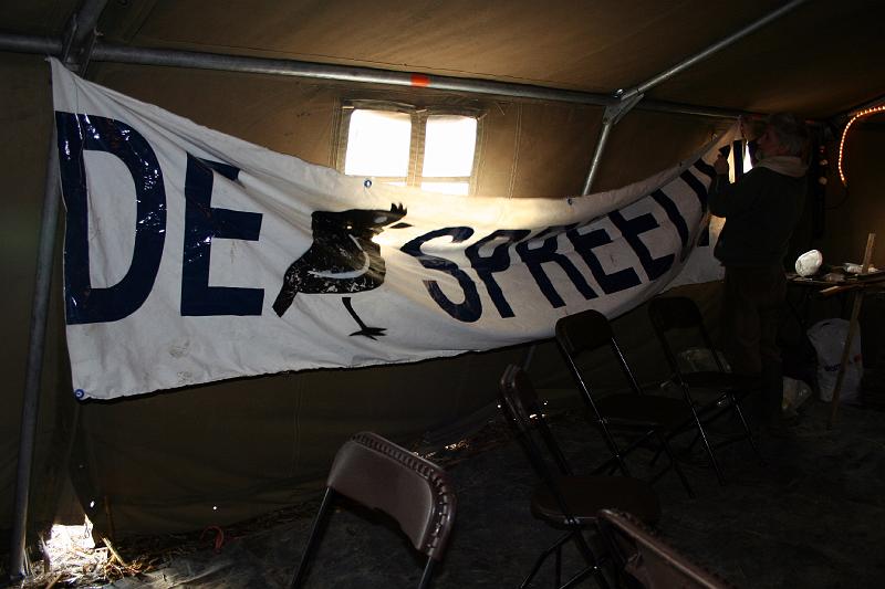 IMG_0427.JPG - Eerst nog even de reklame ophangen, de mensen moeten toch weten wie de kerstboomverbranding organiseert...