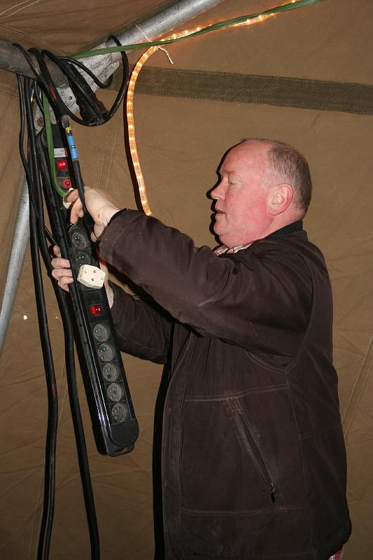 IMG_0430.JPG - den elektrieker van dienst...