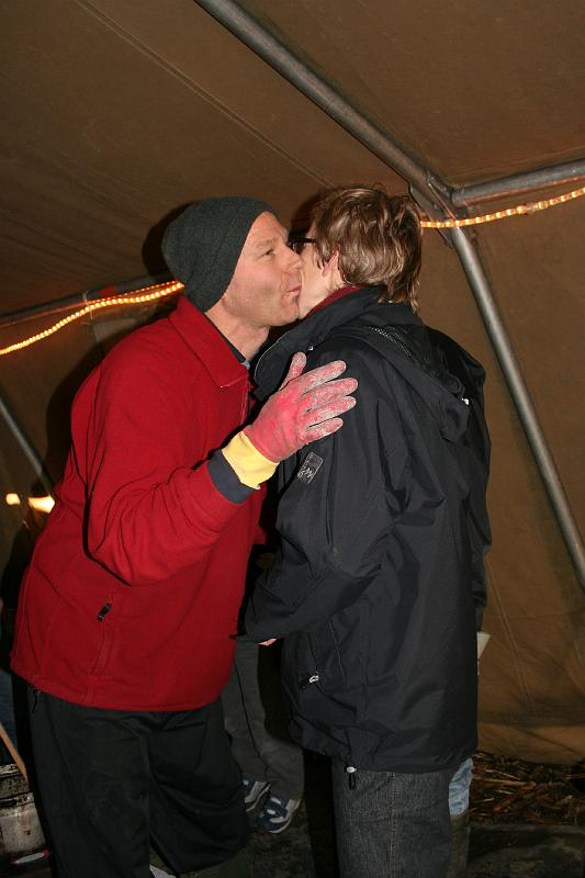 IMG_0432.JPG - eerst de vrouwen kussen en dan...