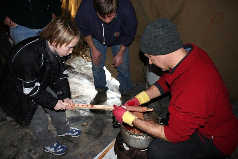 IMG_0442.JPG - het zachtjes bevestigen van de met was doordrenkte doek...