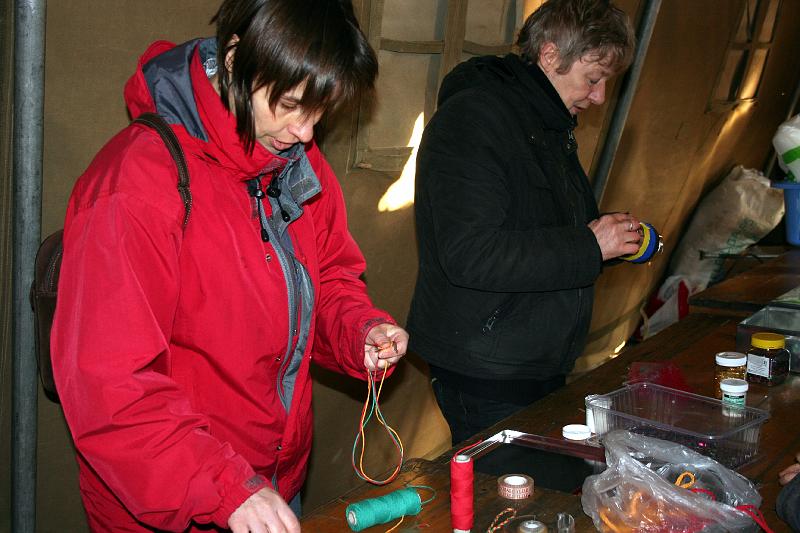 IMG_0445.JPG - aan de lopende band worden de verschillende onderdelen geassembleerd...