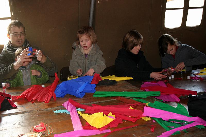 IMG_0491.JPG - nog effe al dat papier versnijden voor volgend jaar...