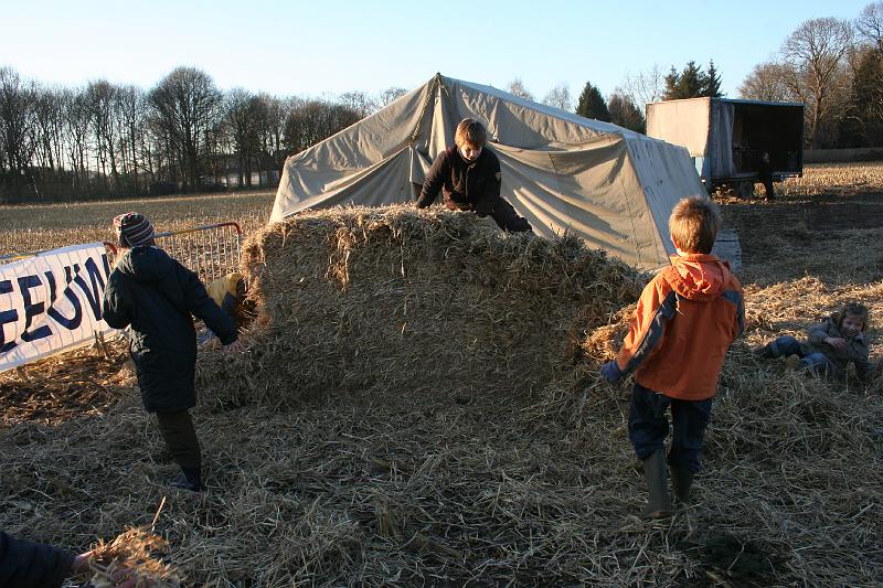 IMG_0497.JPG - iedereen wordt verzocht het stro wat uit te spreiden over de wei...
