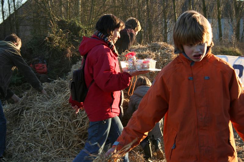 IMG_0506.JPG - ik zal maar vast mijn bijoukes in veiligheid brengen...