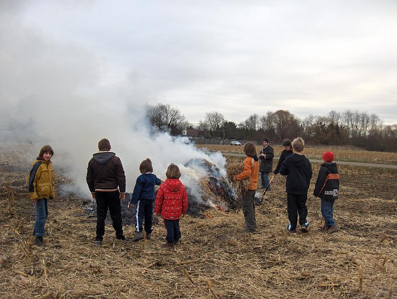 HPIM4386.jpg - ja, die vinden dat nog wel plezant...zelf met het vuur spelen...