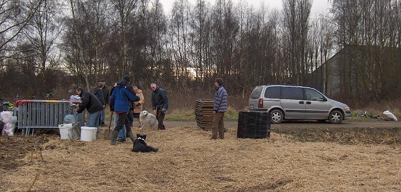 HPIM4387.jpg - alles netjes bij elkaar, stoelen, tafeltjes, emmers en honden...