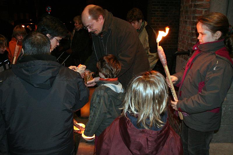 IMG_0586.JPG - De fakkels worden aangestoken...
