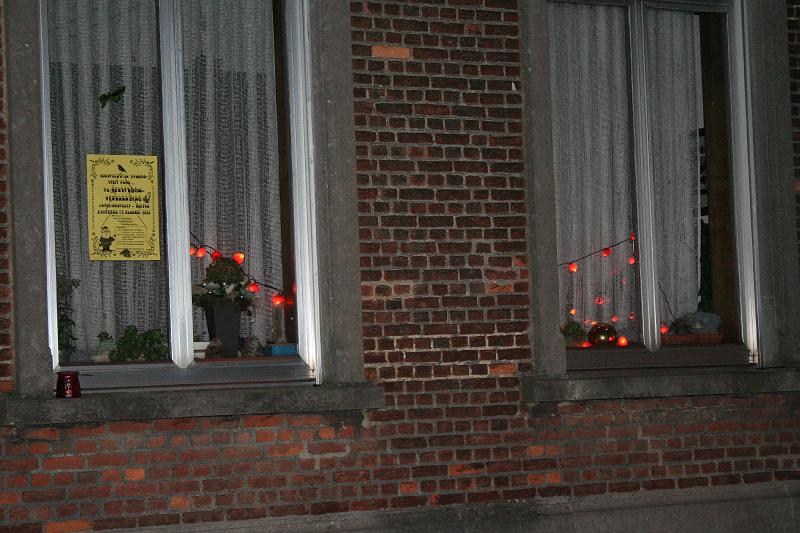 IMG_0593.JPG - het mooi versierde huis van iemand die geen kip kwaad zou doen...