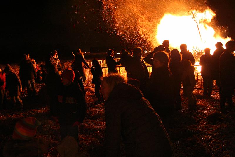 IMG_0646.JPG - waar is het nu het beste...bij het vuur of aan de bar.