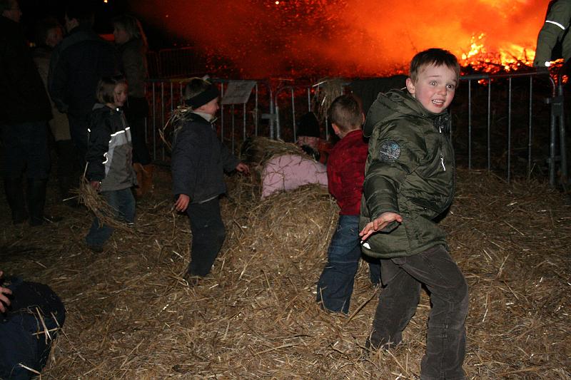IMG_0676.JPG - kom vlug, ze rakelen het vuur terug op...