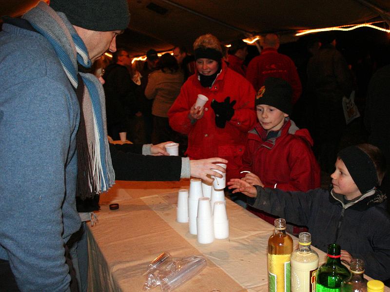 IMG_0714.JPG - voor mij nen jenever en geft de mannen van het orkest ook iets...