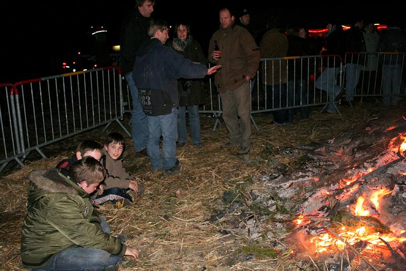 IMG_0780.JPG - en toch gezamelijk dicht bij het vuur...