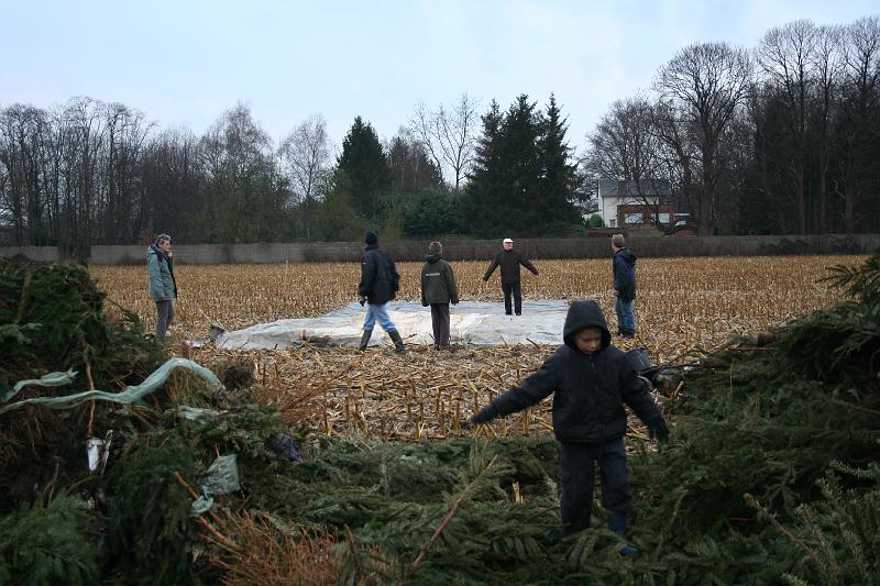 IMG_0381.JPG - begonnen enkele moedige kerels hun tentzeil uit te spannen.