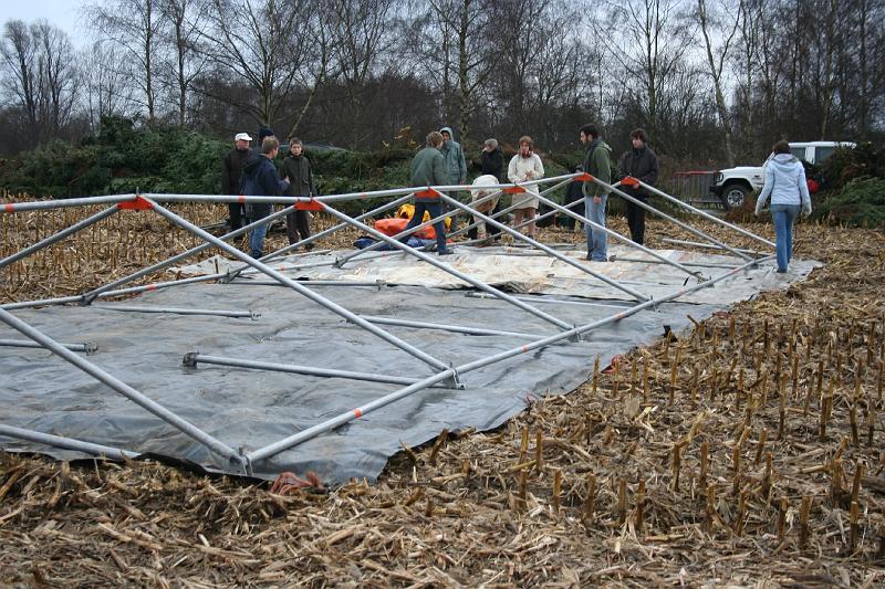 IMG_0391.JPG - daarna de nok van het dak monteren...