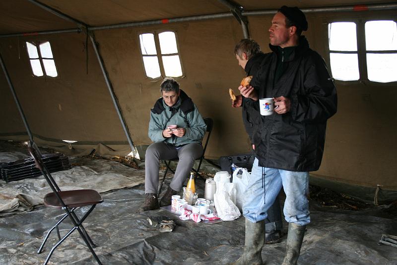 IMG_0399.JPG - is dat nu Vincent Van Gogh die zijn werk bewonderd...?