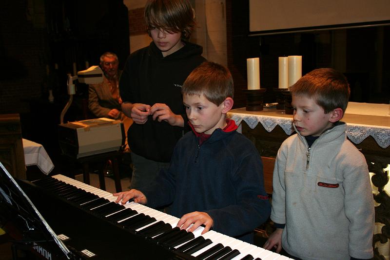 IMG_0555.JPG - de noten met de toetsen nakijken