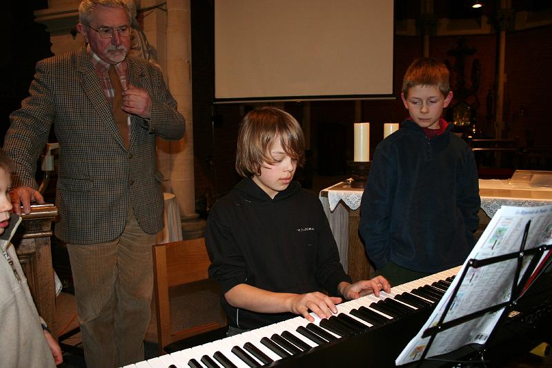 IMG_0556.JPG - onder het oog van de juri een trukske uitproberen...