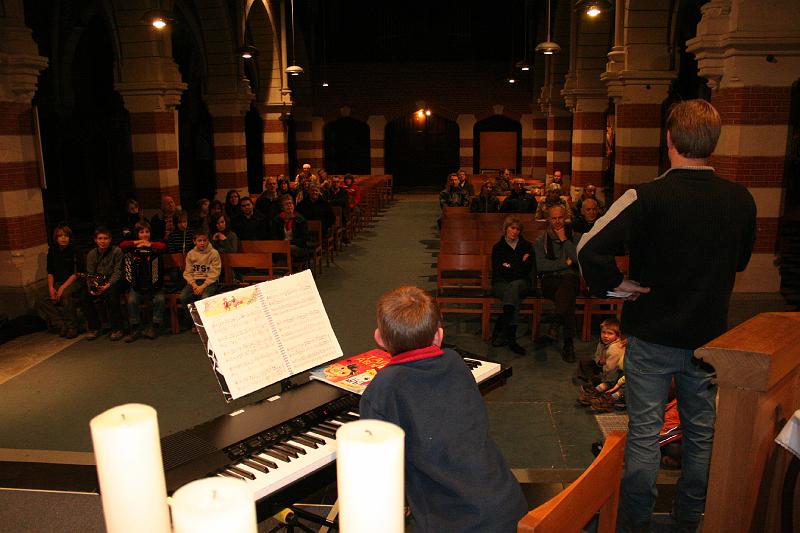 IMG_0573.JPG - en tussen de verhalen door wordt er muziek gemaakt...